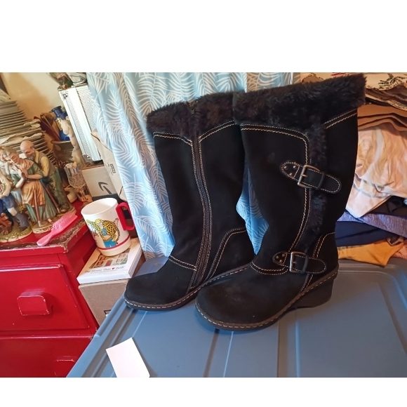 Black Fur-Lined Boots with Buckle Baretraps Cathy Wedge Boots Sz 8 5~Suede Leath - Picture 5 of 9